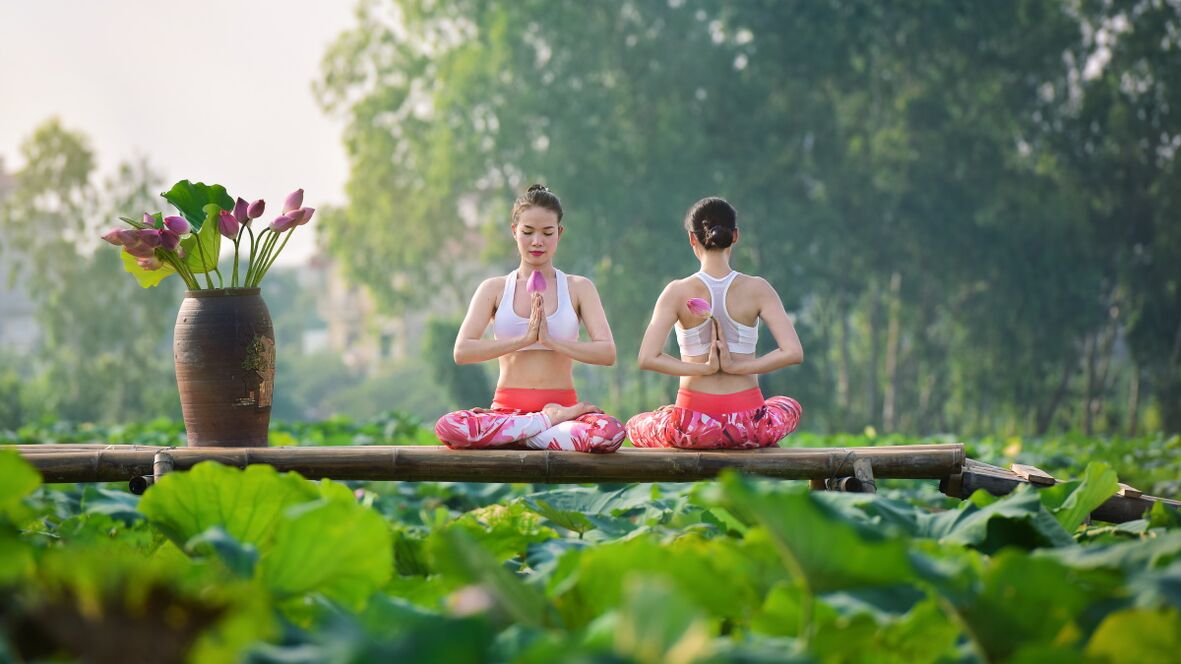 Dziewczyny w Lotus Pose